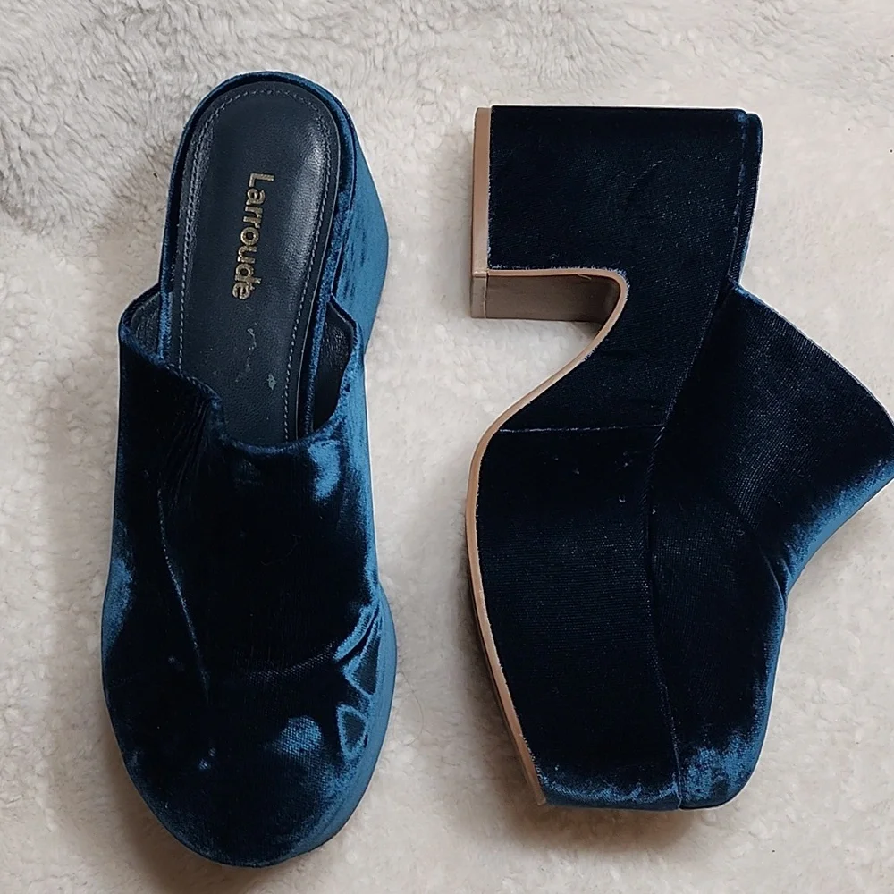 Larroudé Miso Platform Clog in Deepsea Velvet Size 6